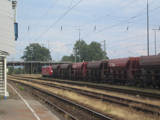 Goods train in Wörth (Rhein) station
