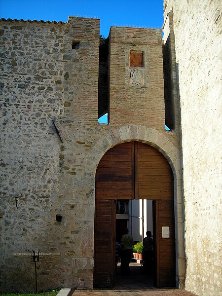 File:Gate of castel san giovanni castel ritaldi.jpg