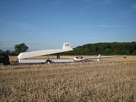 Glider and its trailer after an outlanding