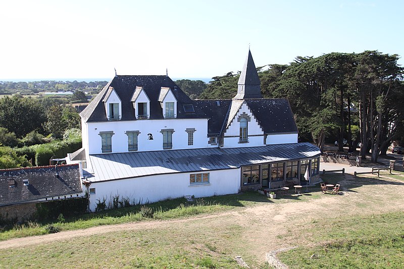 File:Hôtel du Tumulus vu depuis le tumulus Saint-Michel à Carnac le 1er septembre 2019.jpg