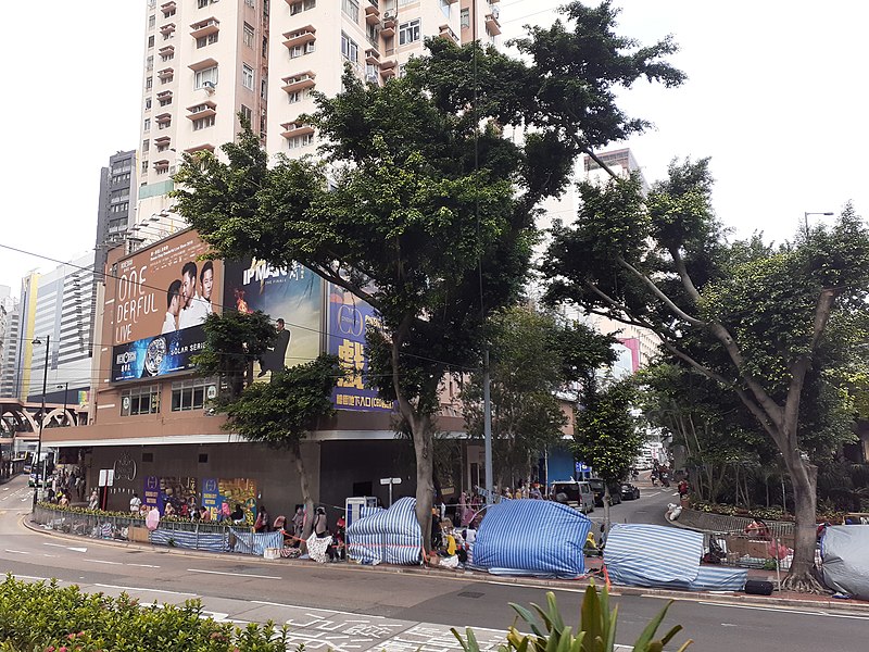 File:HK tram view CWB 銅鑼灣 Causeway Bay 怡和街 Yee Wo Street Lok Sing Centre trees October 2019 SS2 03.jpg