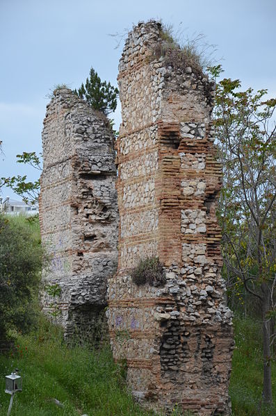 File:Hadrianic aqueduct, Remains of water bridge in Nea Ionia, Athens (14050157644).jpg