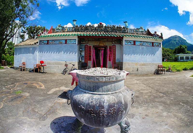 File:Hau Wong Temple, incense burner. Tung Chung, Lantau Island (Hong Kong).jpg