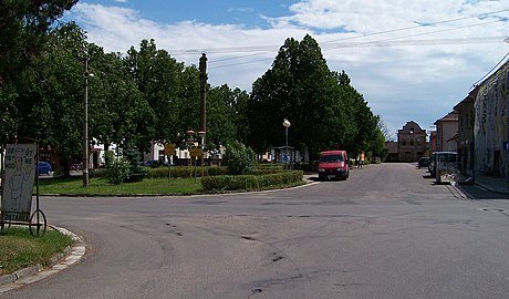 Horní Jelení : place Komenský.