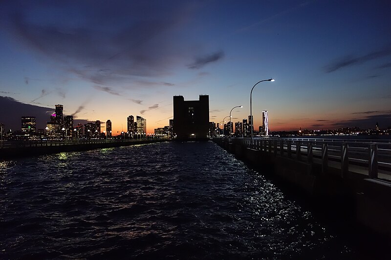 File:Hudson River Park td (2018-10-22) 015 - Holland Tunnel Pier 34.jpg