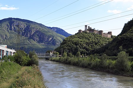 unten im Tal an der Etsch mit Überetsch-Brücke und Burg Sigmundskron