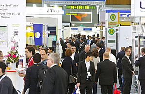 Fachbesucher zwischen Messeständen auf der Fachmesse der IT-Trans 2016