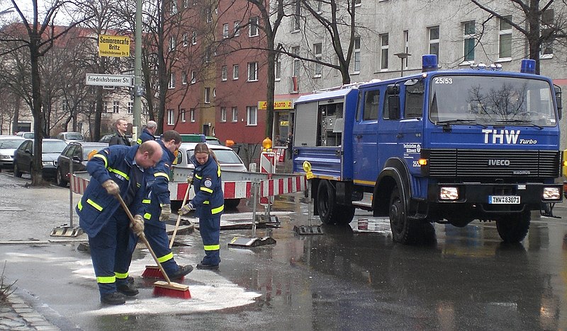 File:Im Auftrag der Feuerwehr beseitigt das THW in Berlin eine Ölspur.jpg