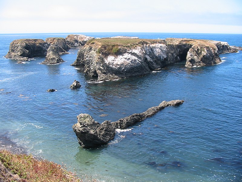 File:Islands off mendocino.jpg