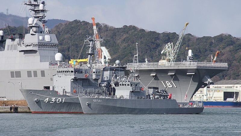 File:JS Hiuchi (AMS-4301) & YDT-01 at JMSDF Maizuru Naval Base January 21, 2017.jpg
