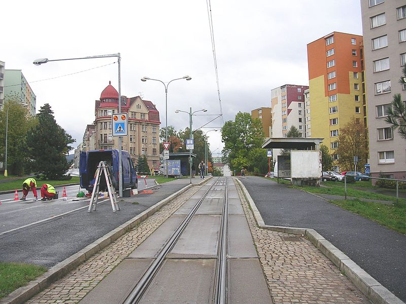 File:Jablonec, Liberecká, zastávka tram.jpg