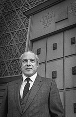 Jean Kahn devant la Grande Synagogue de la Paix à Strasbourg  en octobre 1980.