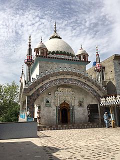 Jehlum masjid over mazaar.jpg