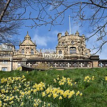 Sinalização de Jenners (já removida) vista dos jardins da Princes Street (março de 2021).