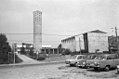 Blick von der Schulstraße auf die Johanneskirche und die Schwimmhalle im Juni 1968; links der heutige Pastor-Gosch-Weg