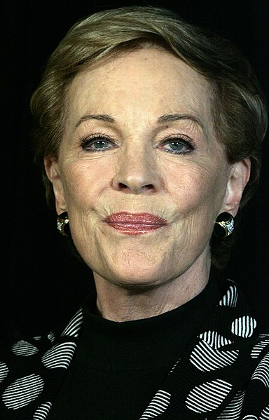 A semi-retired Julie Andrews was cast as Queen Clarisse Renaldi, the actress' first Disney role since Mary Poppins (1964). The character of Mia's gran
