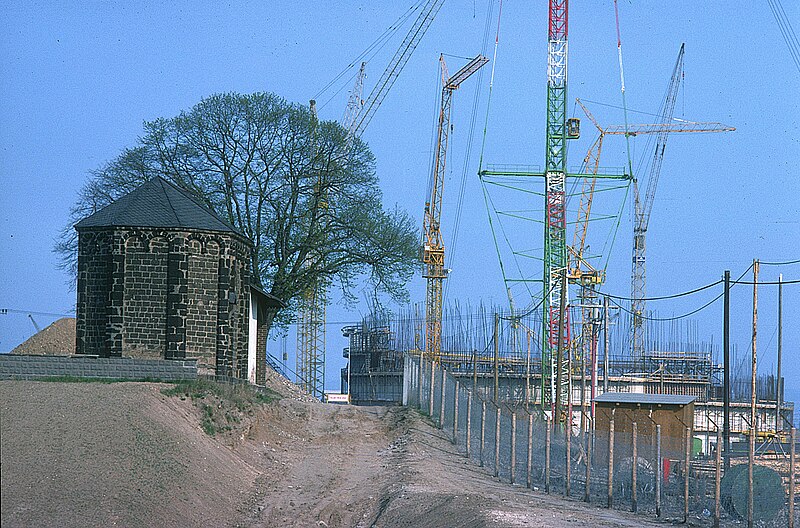 File:KKW-Baustelle Mülheim-Kärlich 1976-04-05 (3) u. Kapelle - Foto Sp.jpg