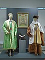 Городская одежда (мужской костюм — середина XIX в., женский — середина-конец XIX в.)