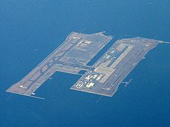 Foto aerea dell'aeroporto internazionale di Kansai, costruito su un'isola artificiale.