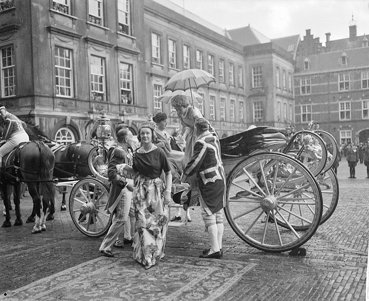 File:Koningin Juliana , de gewone zitting van de Staten Generaal geopend, v.l.n.r. pr, Bestanddeelnr 914-3220.jpg