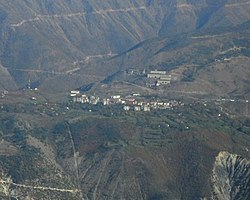 Krastë dilihat dari puncak Noi i Madh (1848 m), pada jarak 7.7 km (5 mi) sebagai gagak lalat.