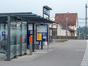 Überdachter Unterstand auf dem Bahnsteig