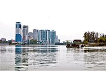 Rzeka Kubań w mieście Krasnodar.  wózek wodny.  dzielnica mieszkaniowa.jpg