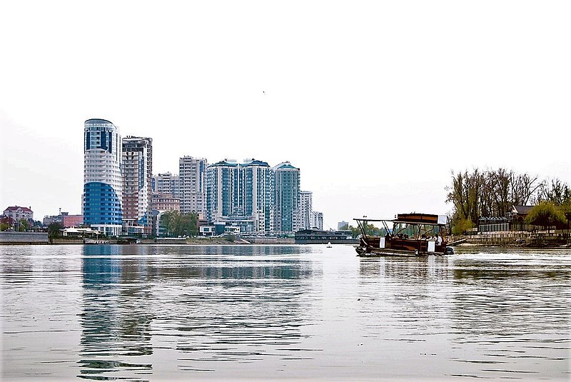 File:Kuban River in Krasnodar city. Water-carriage. Residential area.jpg