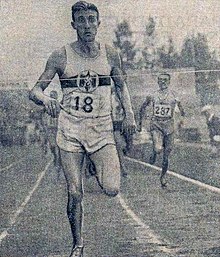 L'Allemand Rudolf Harbig vainqueur du 800 mètres devant le français Jacques Lévèque (à D.), aux championnats d'Europe de 1938 à Colombes.jpg