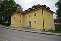 Tidigare ett medborgarsjukhus, så kallat Schlosser-Huber-Haus, då ett sjukhus, nu ett bostadshus