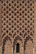 מוטיב השבכה או דרג וכתף על אחת מחזיתות מגדל חסן ברבאט, מרוקו (סוף המאה ה-12).