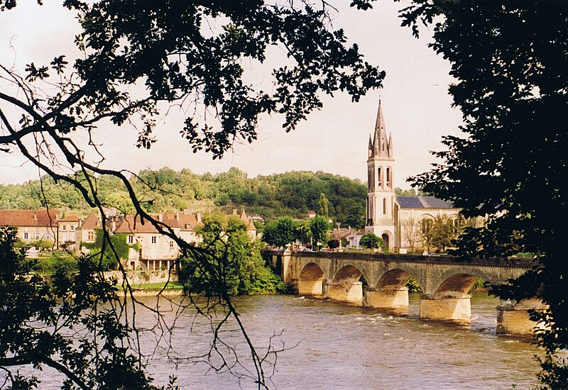 File:Lalinde, Dordogne, France 1993.jpg