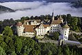 Schloss Langenburg über dem vernebelten Tal der Jagst