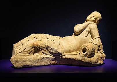 Statue de nymphe, provenant du mithréum de Septeuil. Musée d'Archéologie nationale.