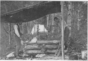 Le professeur Gwillim et M. Bateman, travaillant â l'atelier d'échantillonnage de la Pointe-aux-Bouleaux, 1910