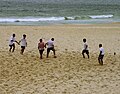 File:Les jeunes jouent sur la plage de Leblon (Praia do Leblon).jpg