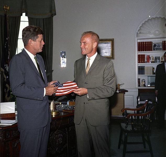 File:Lieutenant Colonel John H. Glenn, Jr., Presents a Gift to President John F. Kennedy.jpg