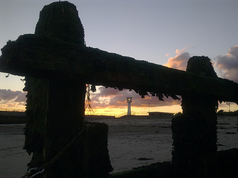 File:Littlehampton lighthouse at sunset - geograph.org.uk - 2434270.jpg