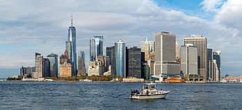 Vista panorâmica de Lower Manhattan, Nova Iorque, Estados Unidos, visto da Governors Island. Em primeiro plano, um barco de pesca no Porto de Nova Iorque. Os pontos de referência incluemː One World Trade Center, One New York Plaza e Battery Park. (definição 20 037 × 9 141)