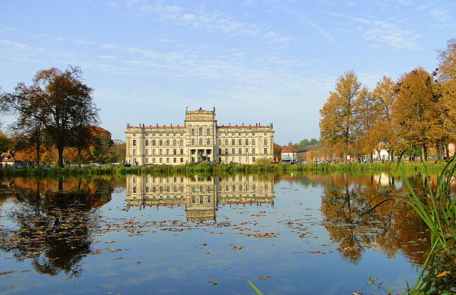 File:Ludwigslust_Schloss_Bassin_2012-10-21_019a.JPG