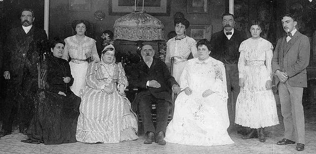 82nd birthday of Sáenz Peña in 1904, with his son, Roque, and other family members.