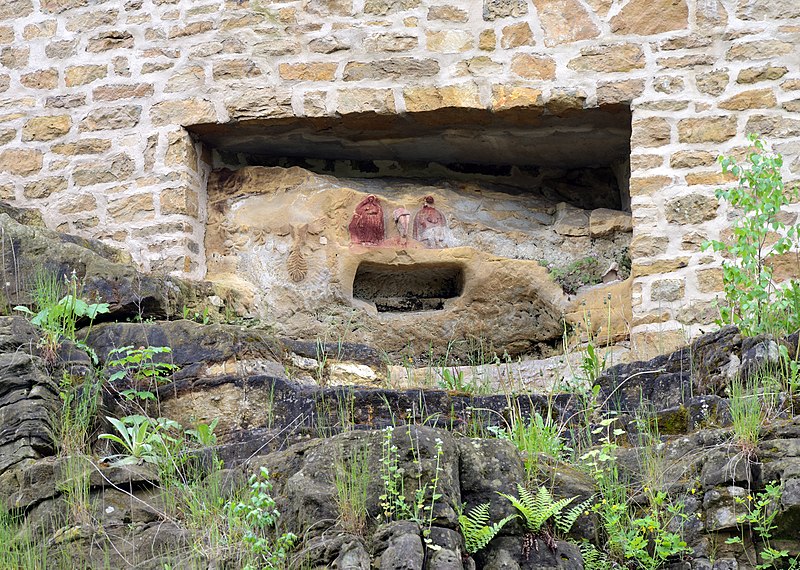 File:Luxembourg City rue des Glacis reliefs.jpg