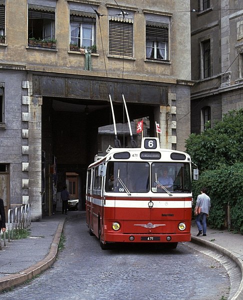 File:Lyon Vétra-Berliet VBH85 trolleybus 471 in 1981.jpg