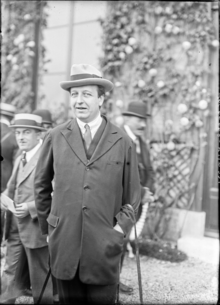 M(aurice) de Rothschild (propriétaire de Doniazade, pouliche de course vainqueur du prix de Diane, le 5 juin 1921, à Chantilly) - (photographie de presse) - (Agence Rol).png
