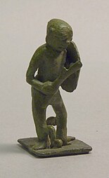Patung pendekar perunggu (dengan pedang), Jawa, sekitar tahun 500 SM–300 M.