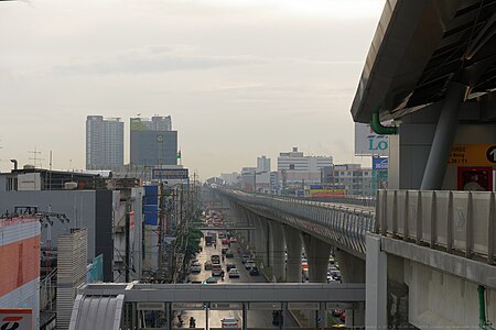 ไฟล์:MRT_Bangkae_station_-_view_toward_Lak_Song_station.jpg