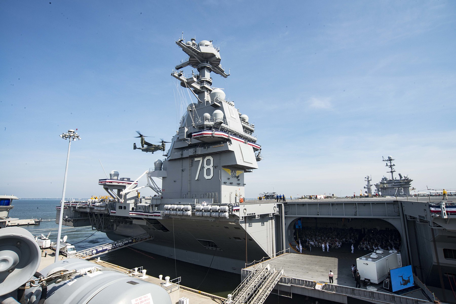 MV-22 Ospreys asignados al escuadrón de helicópteros presidenciales de EE. UU. Aterrizan en la cubierta de vuelo del portaaviones USS Gerald R. Ford (CVN 78) (35923579532).jpg