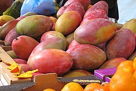 Mangos in a Paris farmers' market