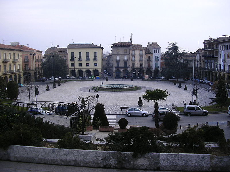 File:Manlleu-plaza-4-2-07 003.jpg