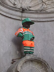 Manneken Pis vestido con el traje de basurero de la ciudad.